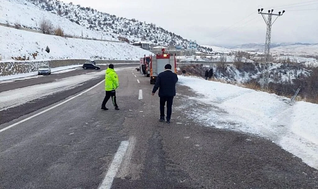 Kayganlaşan Yolda Kontrolden Çıkan Otomobil Şarampole Devrildi: 6 Yaralı
