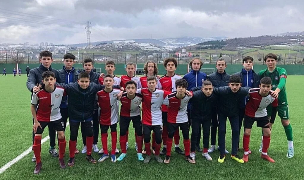 Kendileri Küçük Yürekleri Kocaman
