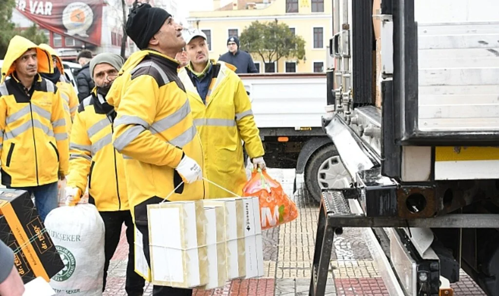 Kendisi Küçük Yüreği Kocaman