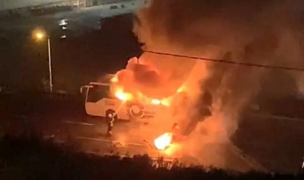 Kocaeli'de yolcu otobüsü alev alev yandı