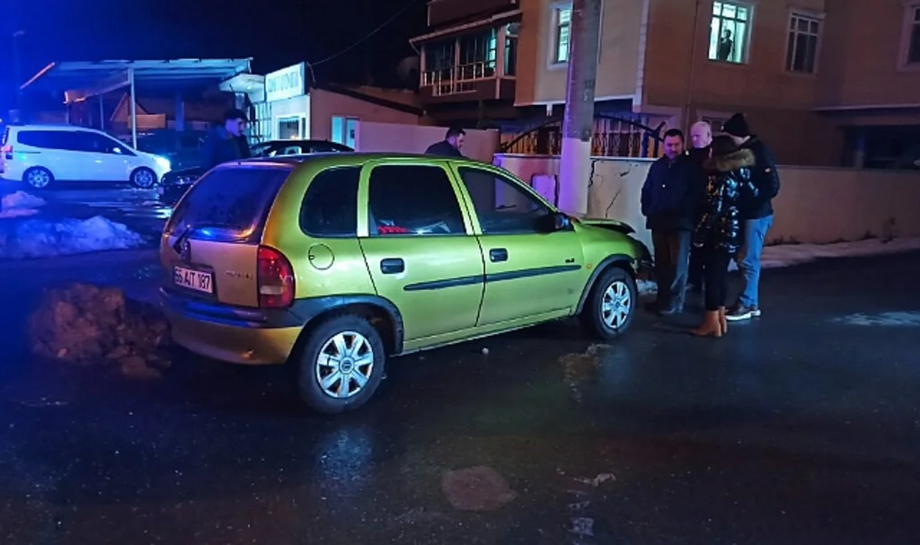 Kontrolden Çıkan Araç Direğe Çarptı 