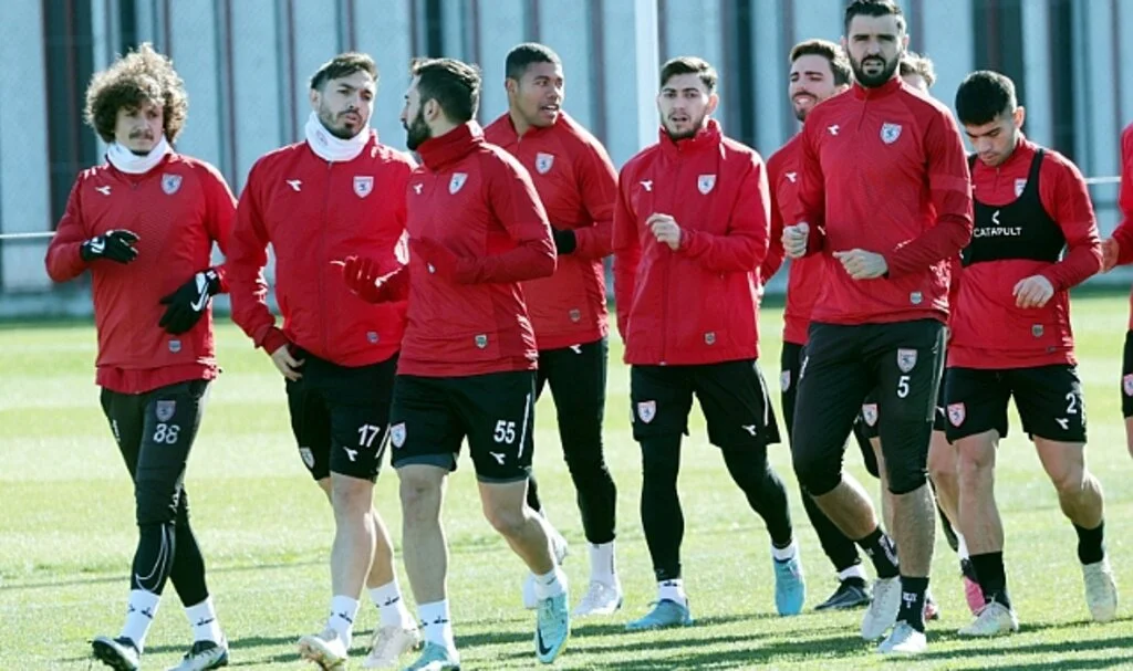 MAÇ SAATİNİ BEKLİYORLAR