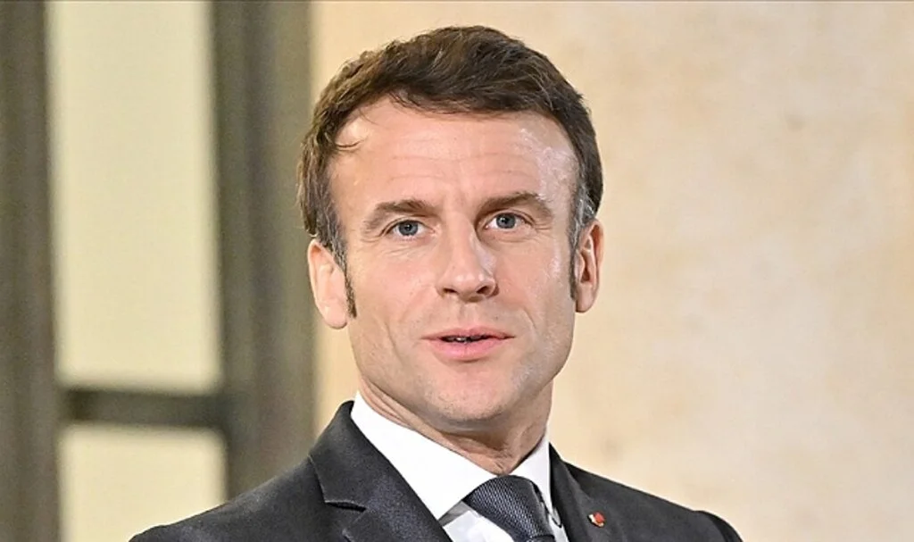 Macron, Afrika’daki Fransız Askeri Üsleri Dönüştüreceklerini ve Azaltacaklarını Duyurdu