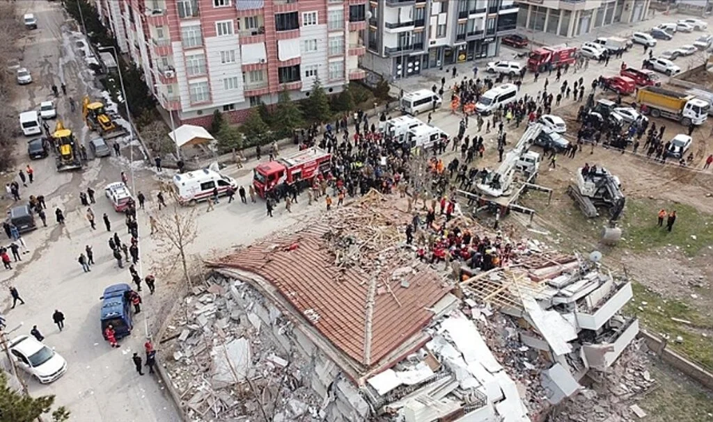 Malatya'da 5,6 Büyüklüğünde Deprem: 2 Kişi Hayatını Kaybetti, 140 Kişi Yaralandı