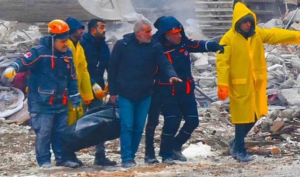 Malatya'da Voleybolcuların Kaldığı Otelin Enkazında 1 Kişinin Cansız Bedenine Ulaşıldı!
