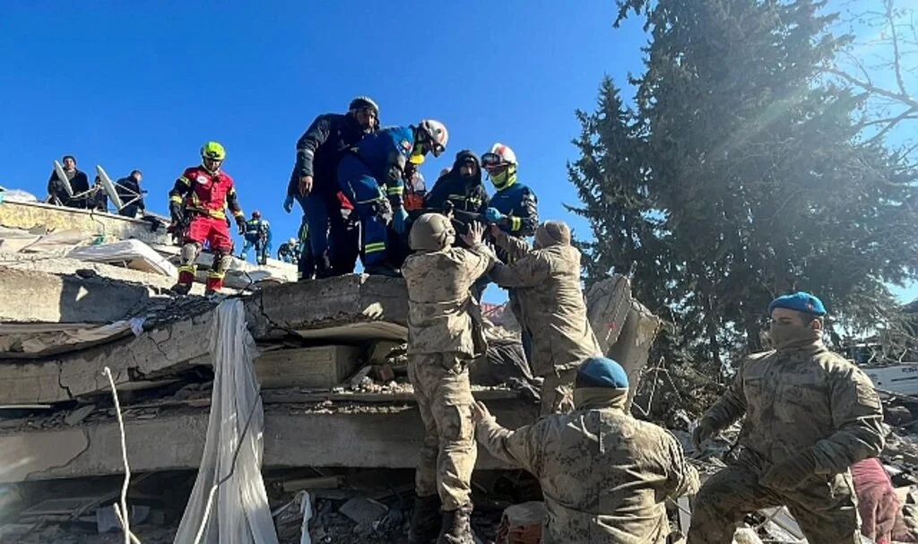 Meksikalı ekipler enkaz altından 3 kişiyi sağ olarak çıkardı