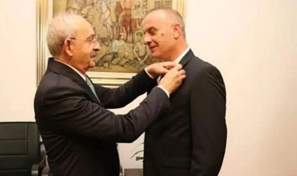 MHP’den İstifa Etmişti, Rozetini Kılıçdaroğlu Taktı