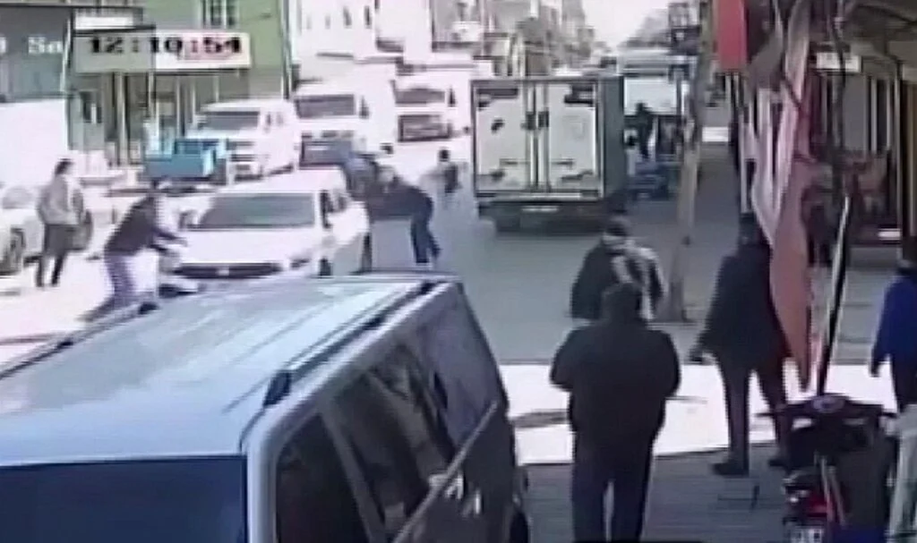 Motosiklete Çarptı, İkisi Çocuk 3 Kişiyi Yaralayıp Kaçtı