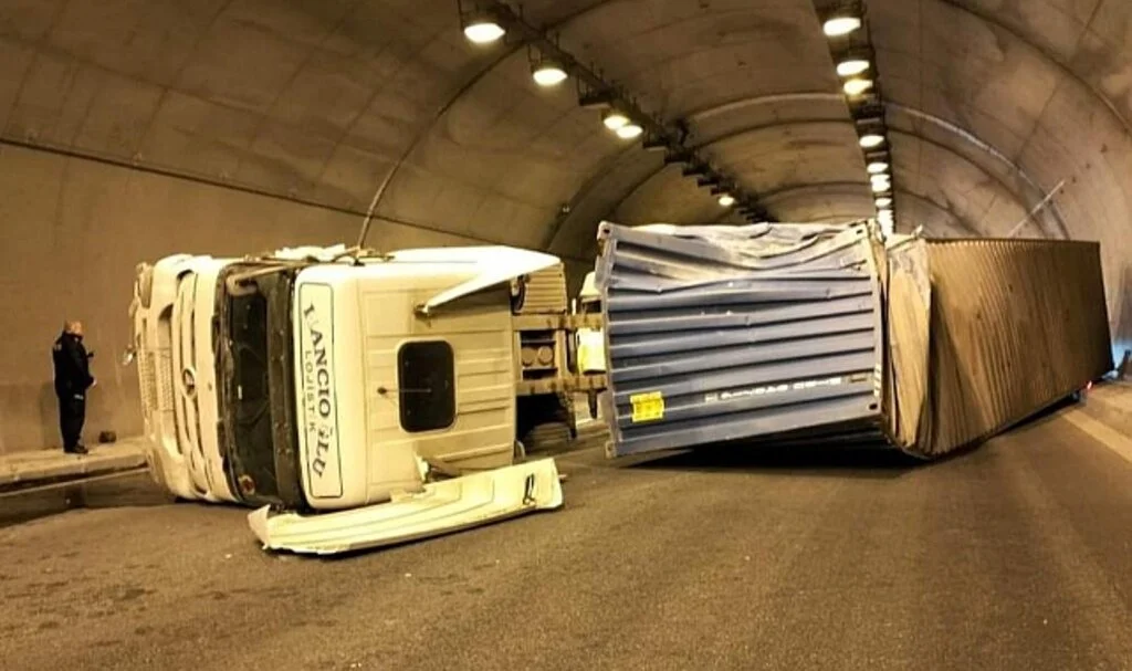 Niğde'de Tünelde Tır Devrildi, Otoyol Trafiğe Kapatıldı