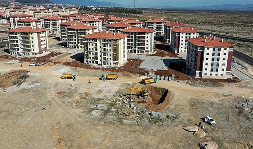 Nurdağı ve İslahiye'de İlk Etapta Yapılacak 855 Konut İçin İlk Kazma Vuruldu