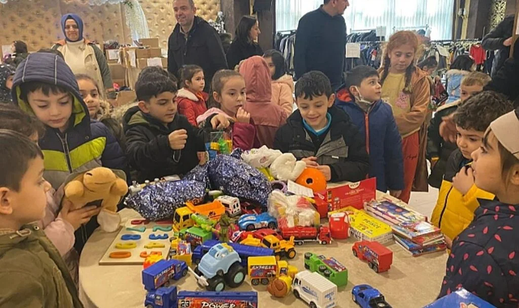 Öğrenciler Oyuncaklarını Depremzede Kardeşleriyle Paylaştı
