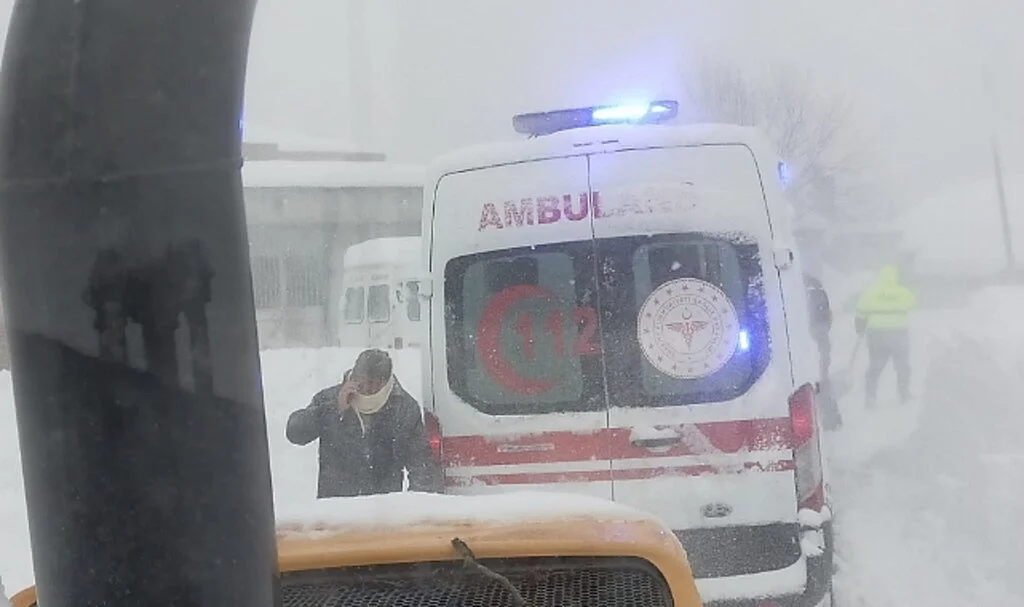 Ordu'da Hasta Kadın Kepçeyle Ambulansa Taşındı