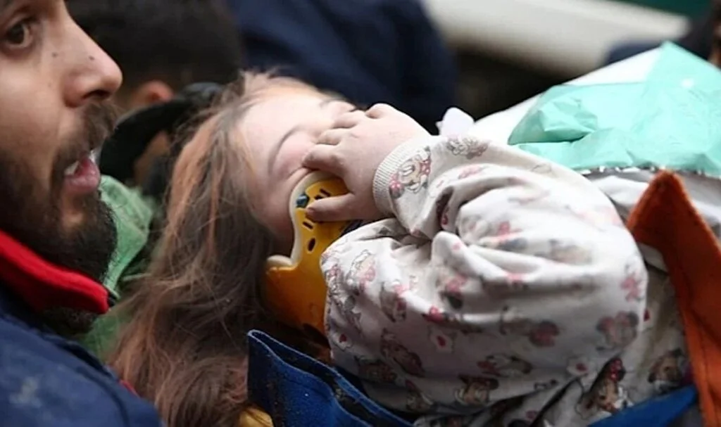 Osmaniye’de Yıkılan 10 Katlı Binadan Bir Kız Çocuğu Kurtarıldı