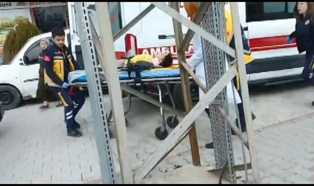Otomobil Okul Önünde Öğrencilere Çarptı: 1’i Ağır 2 Yaralı