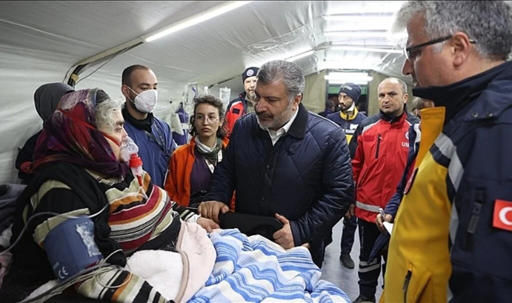 Sağlık Bakanı Koca, Hatay Merkezli Depremde 18'i Ağır, 294 Kişinin Yaralandığını Bildirdi
