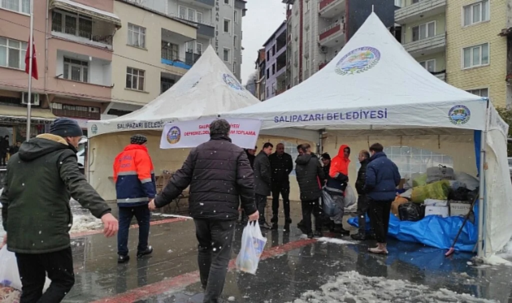 Salıpazarı’nda Depremzedeler İçin Yardım Yağıyor