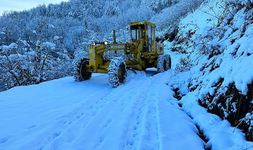 Salıpazarı'nda  Kar Mesaisi Sürüyor 