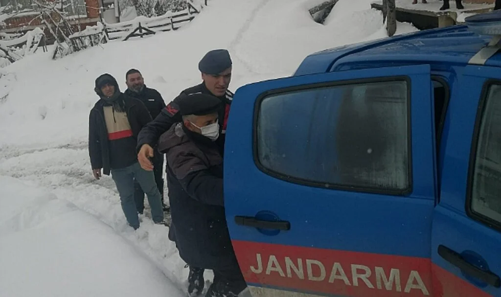 Salıpazarı'nda Kar Nedeniyle Yolu Kapanan 2 Hastayı Hastaneye Jandarma Götürdü