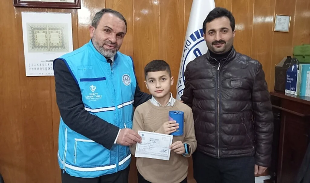 Samsun'da 11 Yaşındaki Çocuk, Tablet Almak İçin Biriktirdiği Parayı Depremzedelere Bağışladı