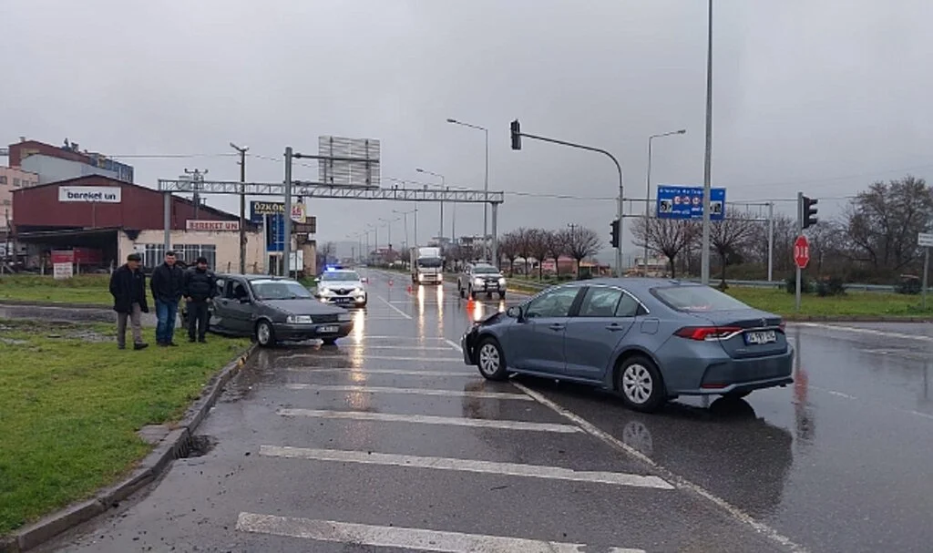 Samsun'da 2 Otomobilin Çarpıştığı Kazada 4 Kişi Yaralandı