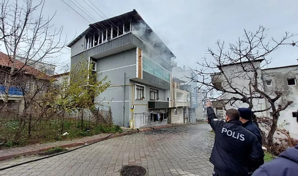 Samsun'da Apartmanın Çatı Katı Alev Alev Yandı