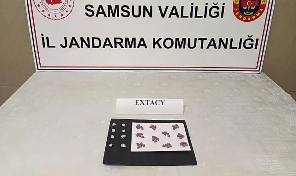 Samsun'da Aracında 8 Paket Halinde Zulalanmış Uyuşturucu Hapla Yakalandı