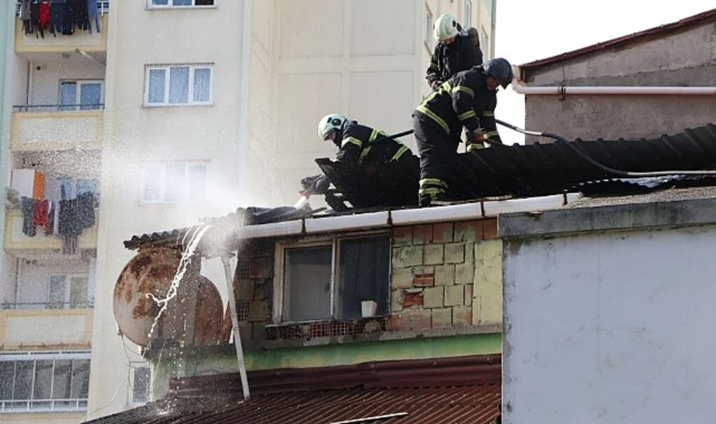 Samsun’da Çatı Yangını Korkuttu
