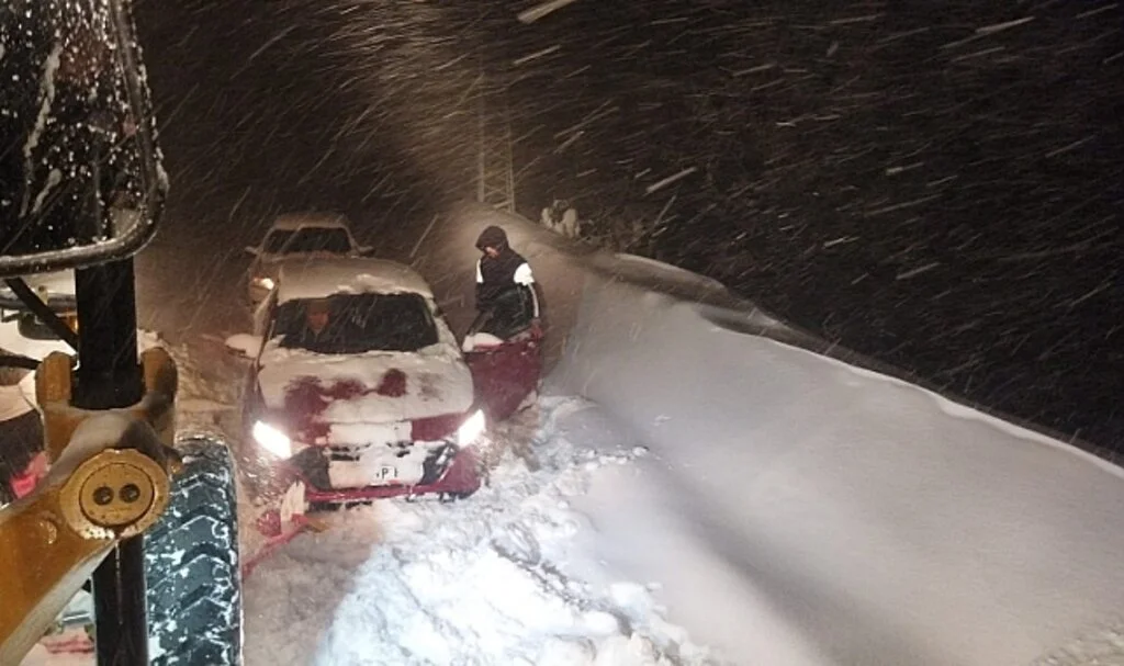 Samsun'da Cenaze Dönüşü Karlı Yolda Mahsur Kalanlar Kurtarıldı
