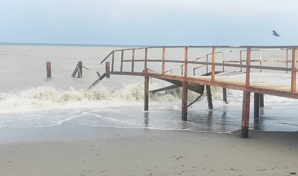 Samsun'da Dalgalar, Alaçam Geyikkoşan Tuz İskelesi'ni Tahrip Etti