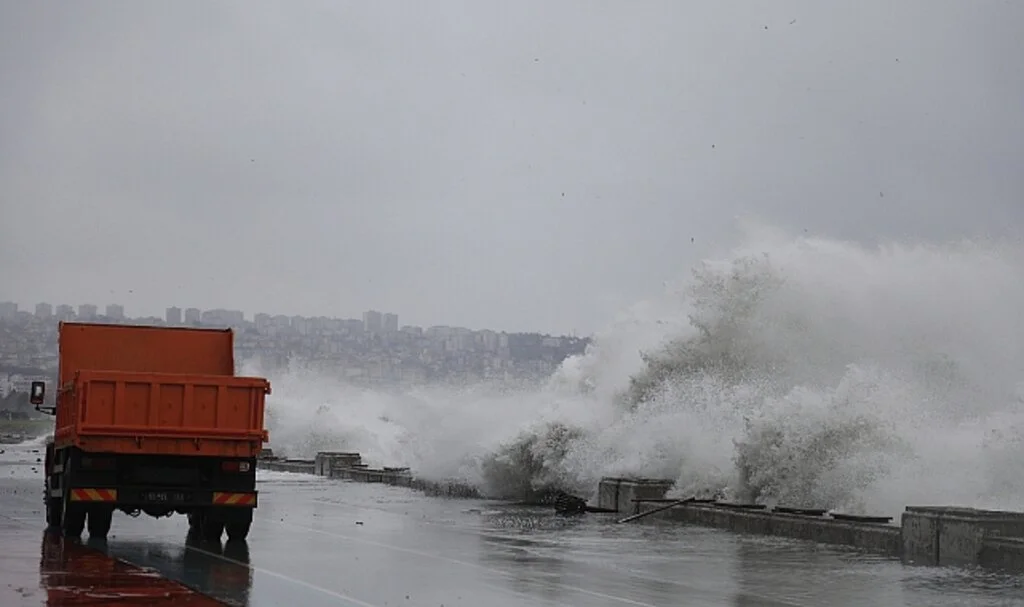Samsun'da Dalgalar Sahilde Hasara Neden Oldu