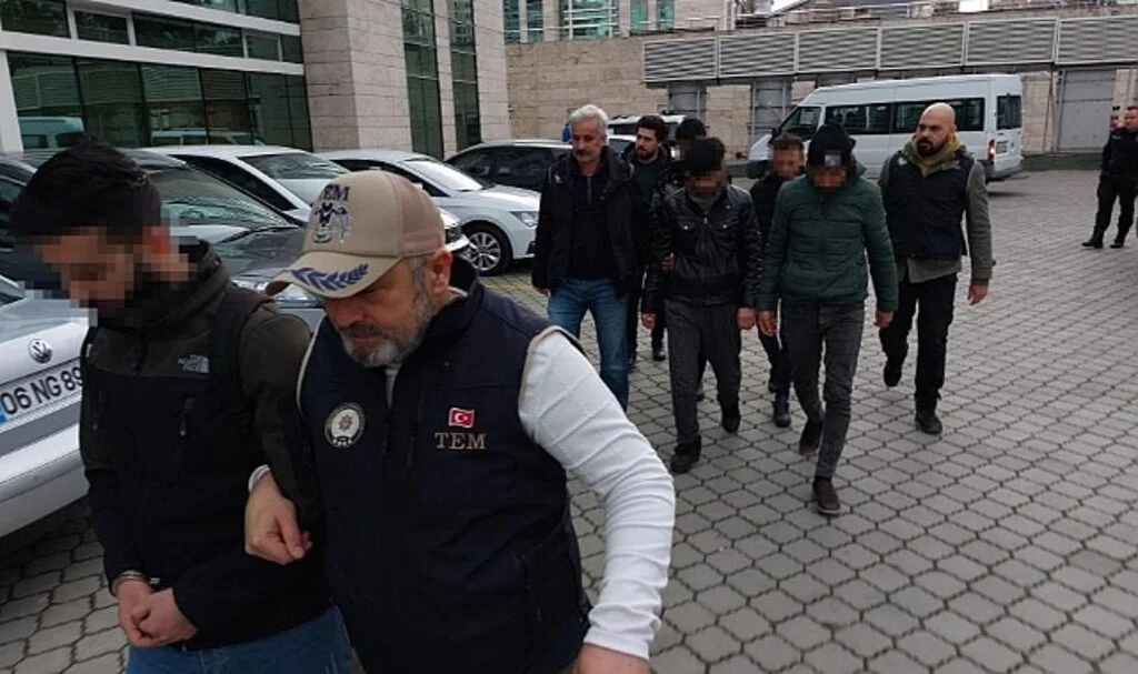 Samsun'da DEAŞ'tan Gözaltına Alınan 5 Yabancı Uyruklu Adliyeye Sevk Edildi