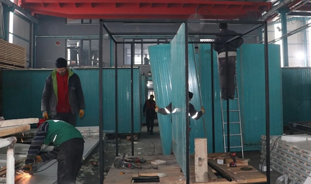 Samsun'da Depremzedeler İçin Yaşam ve Tuvalet Konteyneri Üretiliyor