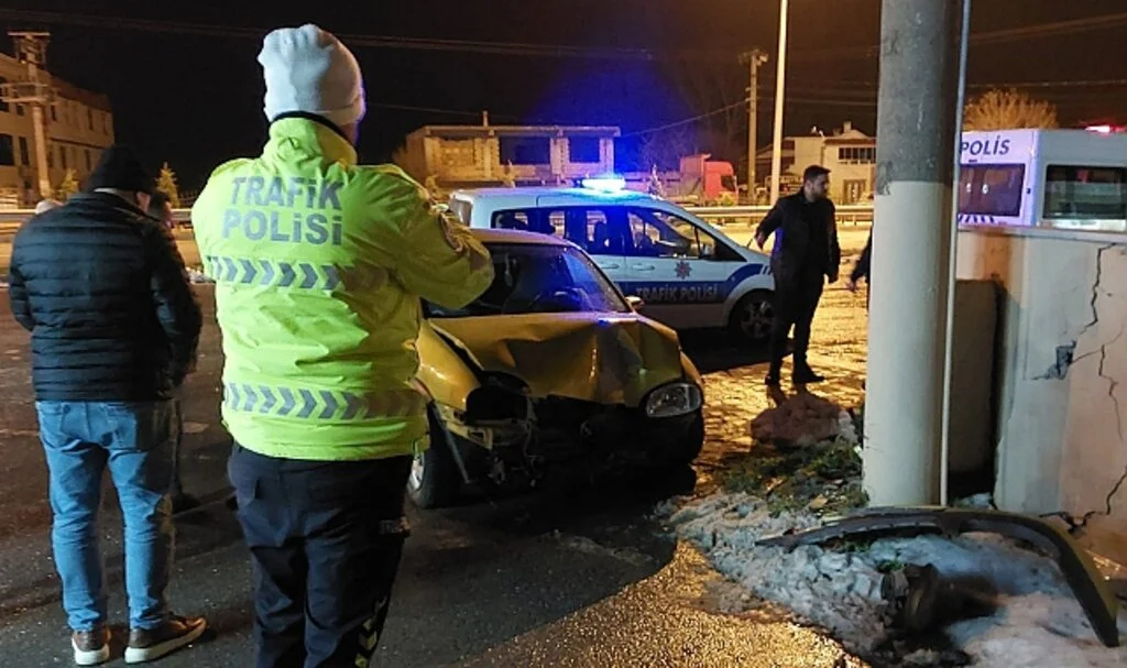 Samsun'da Direğe Çarpan Otomobilin Sürücüsü Yaralandı