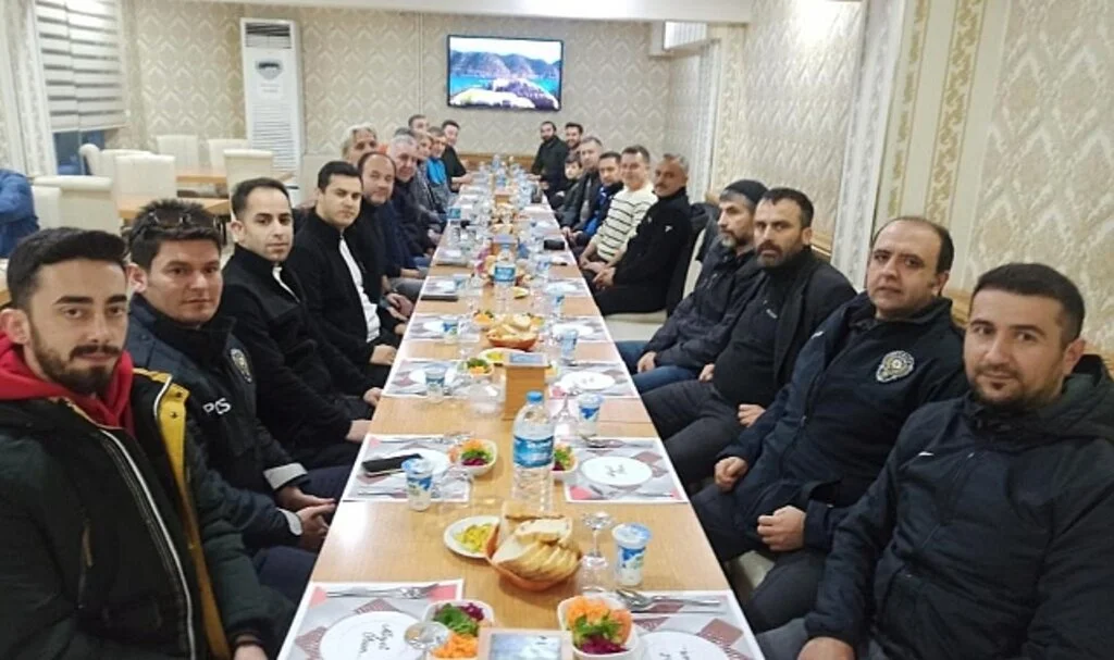 Samsun'da Emekliye Ayrılan Polis Memuruna Veda Yemeği