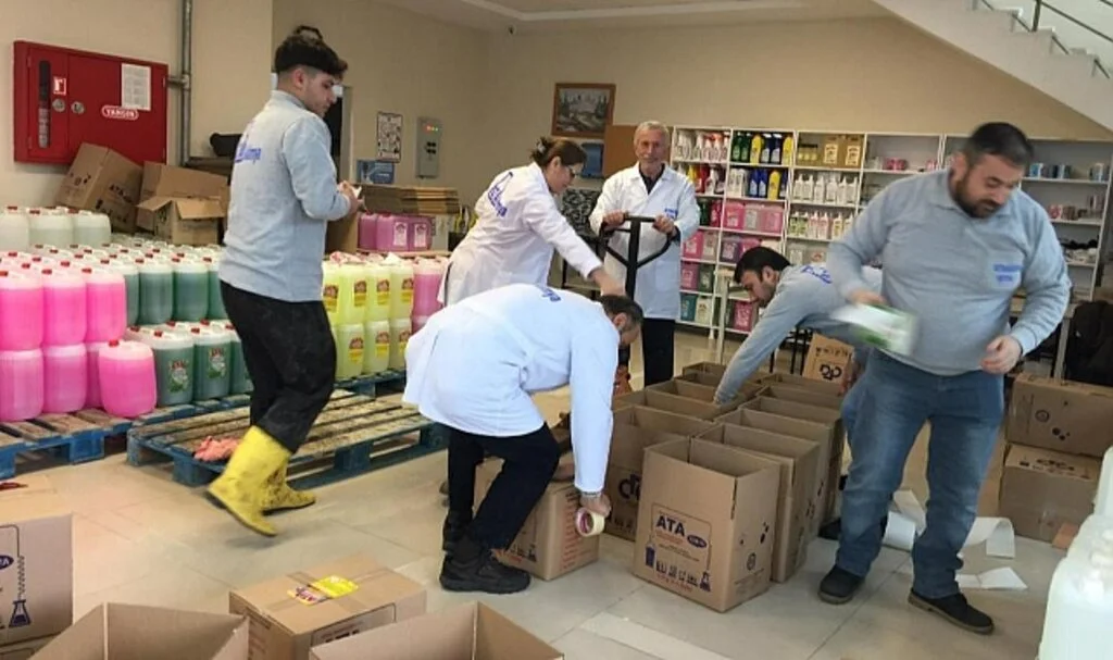 Samsun'da Fabrika Gibi Liseden Deprem Bölgesine Hijyen Malzemesi
