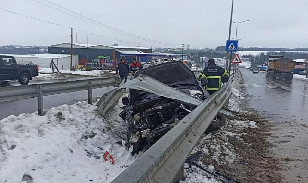 Samsun'da Hafif Ticari Araç Bariyerlere Çarptı: 2 Yaralı