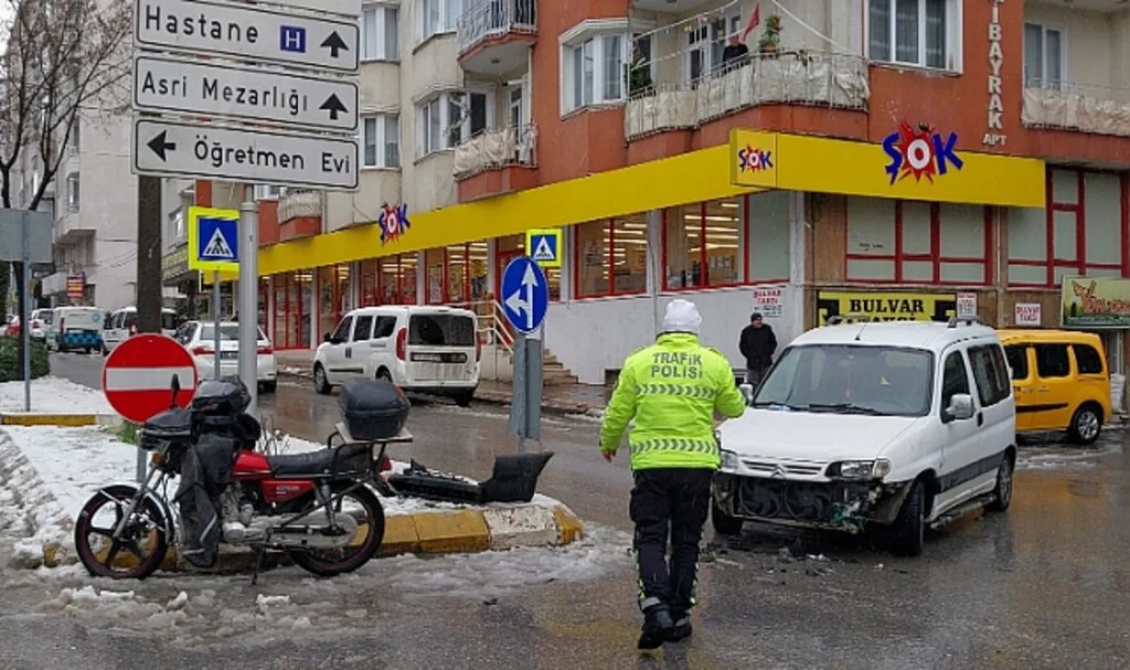 Samsun'da Hafif Ticari Araçla Çarpışan Motosikletin Sürücüsü Yaralandı