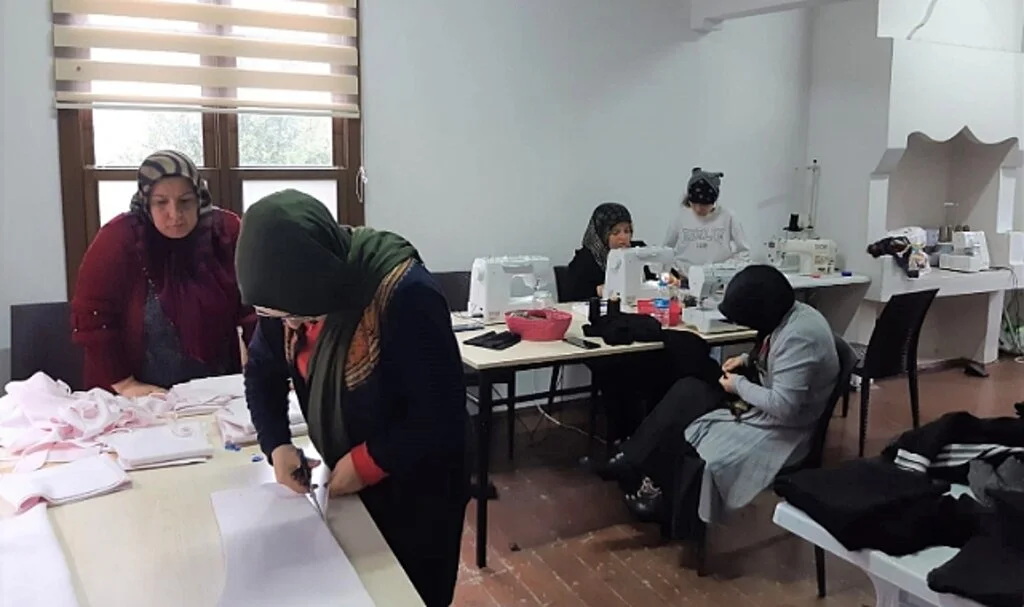 Samsun’da Kadın Kursiyerler, Depremzedeler İçin Üretime Geçti