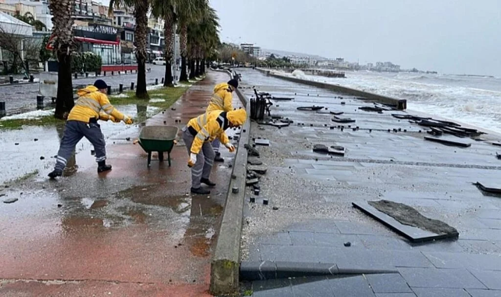 Samsun'da Karadeniz’in Dev Dalgalarının Dövdüğü Sahil Temizlendi