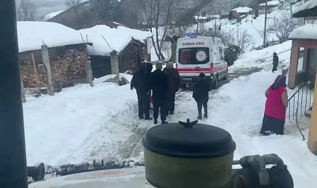 Samsun'da Kardan Kapanan Yol Açıldı, Ambulans Hastaya Ulaştı