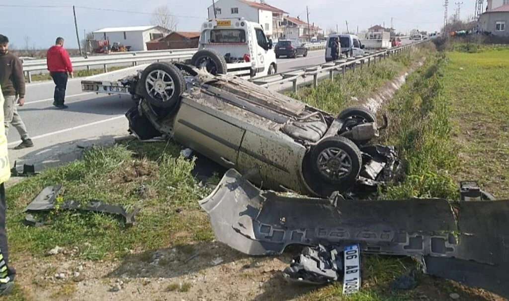 Samsun'da Lastiği Patlayan Otomobil Takla Attı: 2 Yaralı