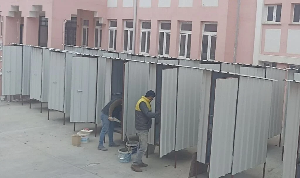 Samsun'da Meslek Liseleri Depremzedelere Seyyar Tuvalet Üretiyor