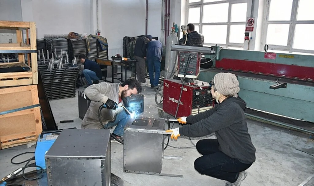 Samsun'da Meslek Liseliler Deprem Bölgesi İçin Seyyar Tuvalet ve Soba Üretiyor