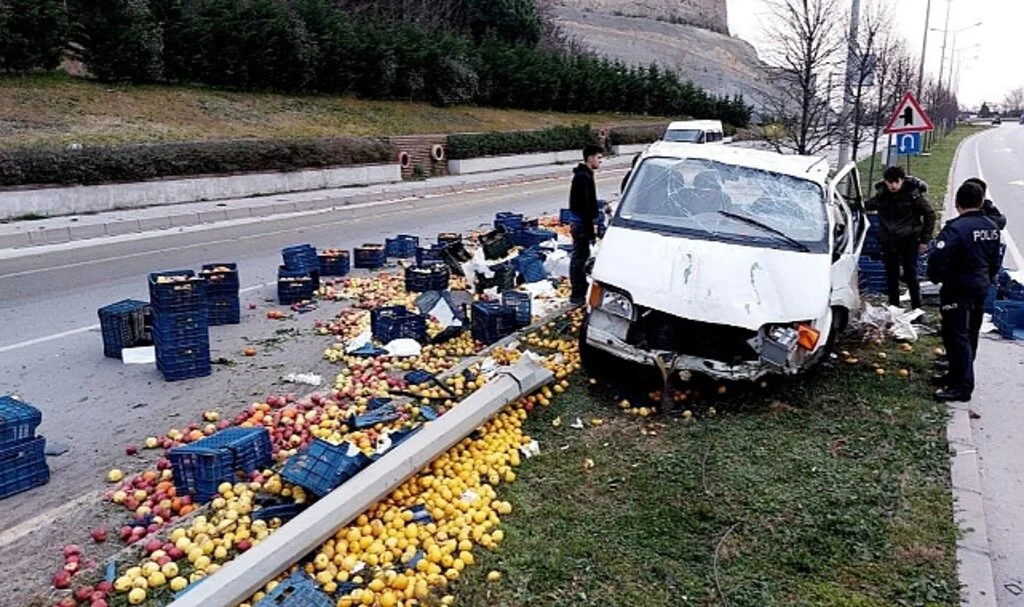 Samsun'da Meyve Yüklü Kamyonet Kaza Yaptı, Meyveler Yola Saçıldı: 1 Yaralı