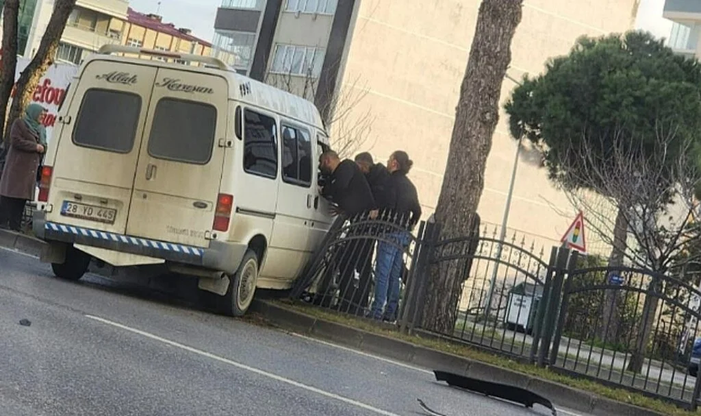 Samsun'da Minibüs Refüjdeki Korkuluklara Çarptı: 1 Yaralı