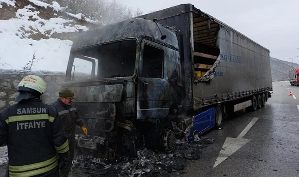Samsun'da Motor Yağı Yüklü Tır Alev Alev Yandı