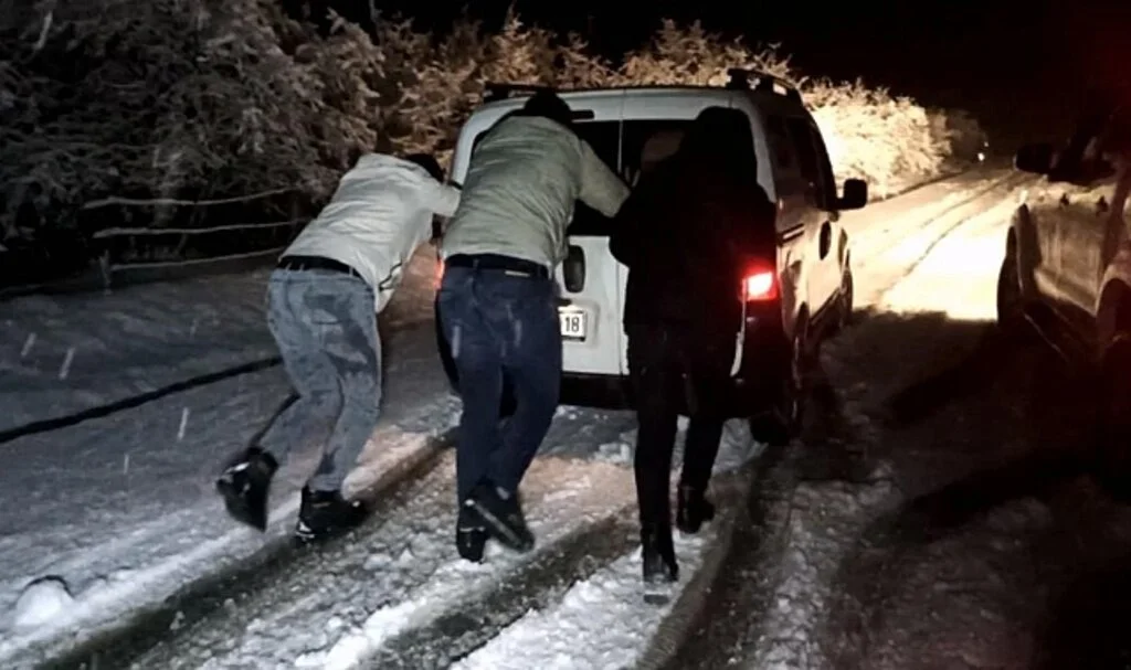 Samsun'da Nebiyan Dağı Beyaza Büründü, Araçlar Yollarda Kaldı