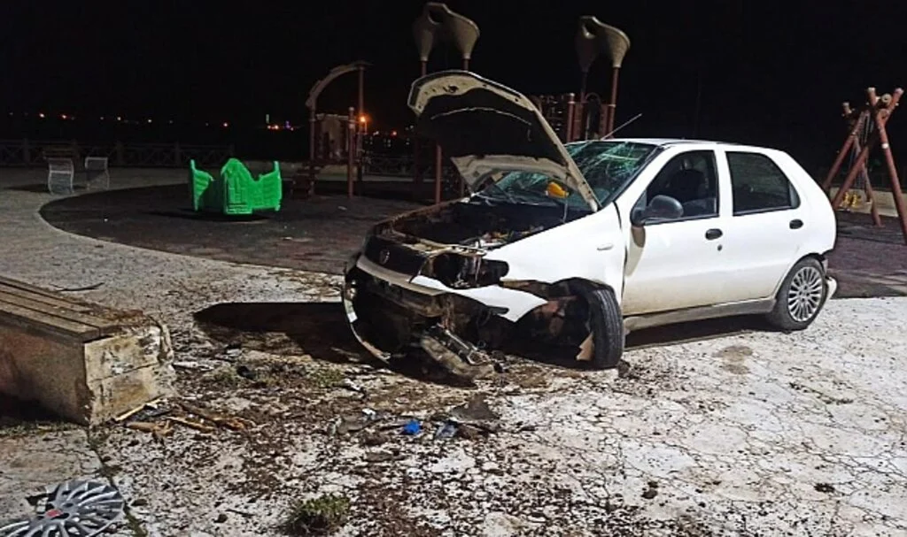 Samsun'da Otomobil Çocuk Parkına Daldı: 2 Yaralı