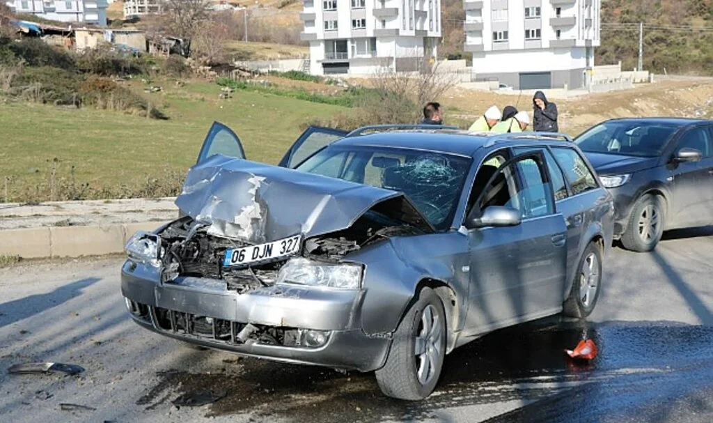 Samsun'da Otomobil İş Makinesine Çarptı: 1 Yaralı