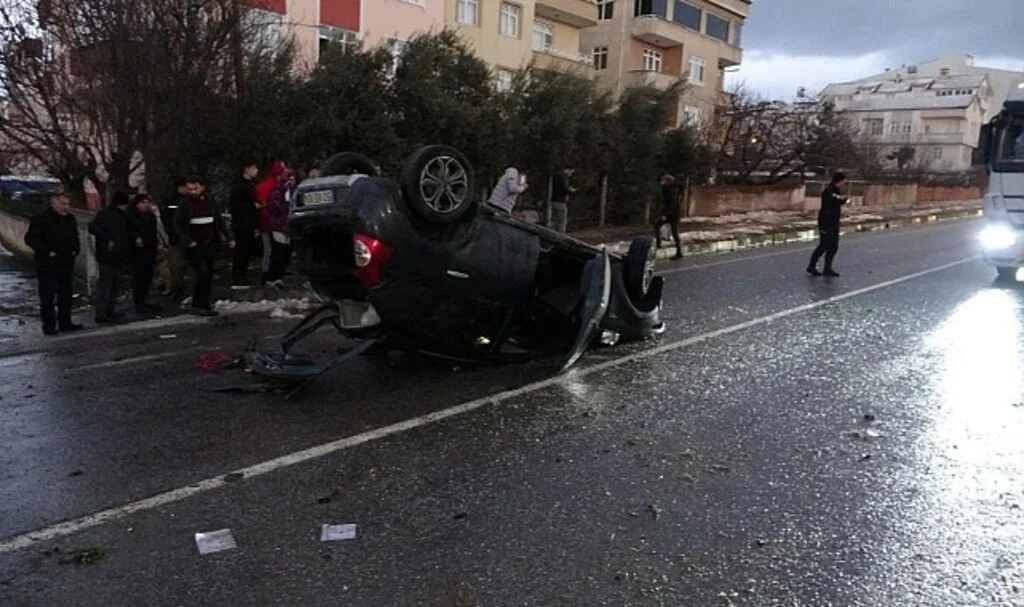 Samsun'da Otomobil Karşı Şeride Geçip Takla Attı: 2 Yaralı